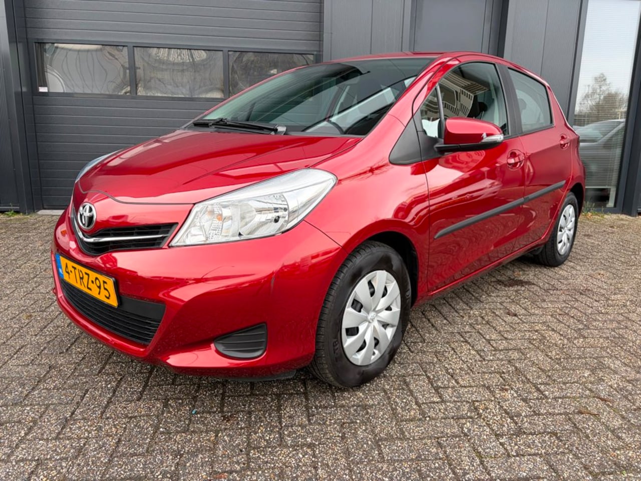 Toyota Yaris - 1.0 VVT-i Now 1.0 VVT-i Now, Airco, Trekhaak, 1e Eigenaar - AutoWereld.nl