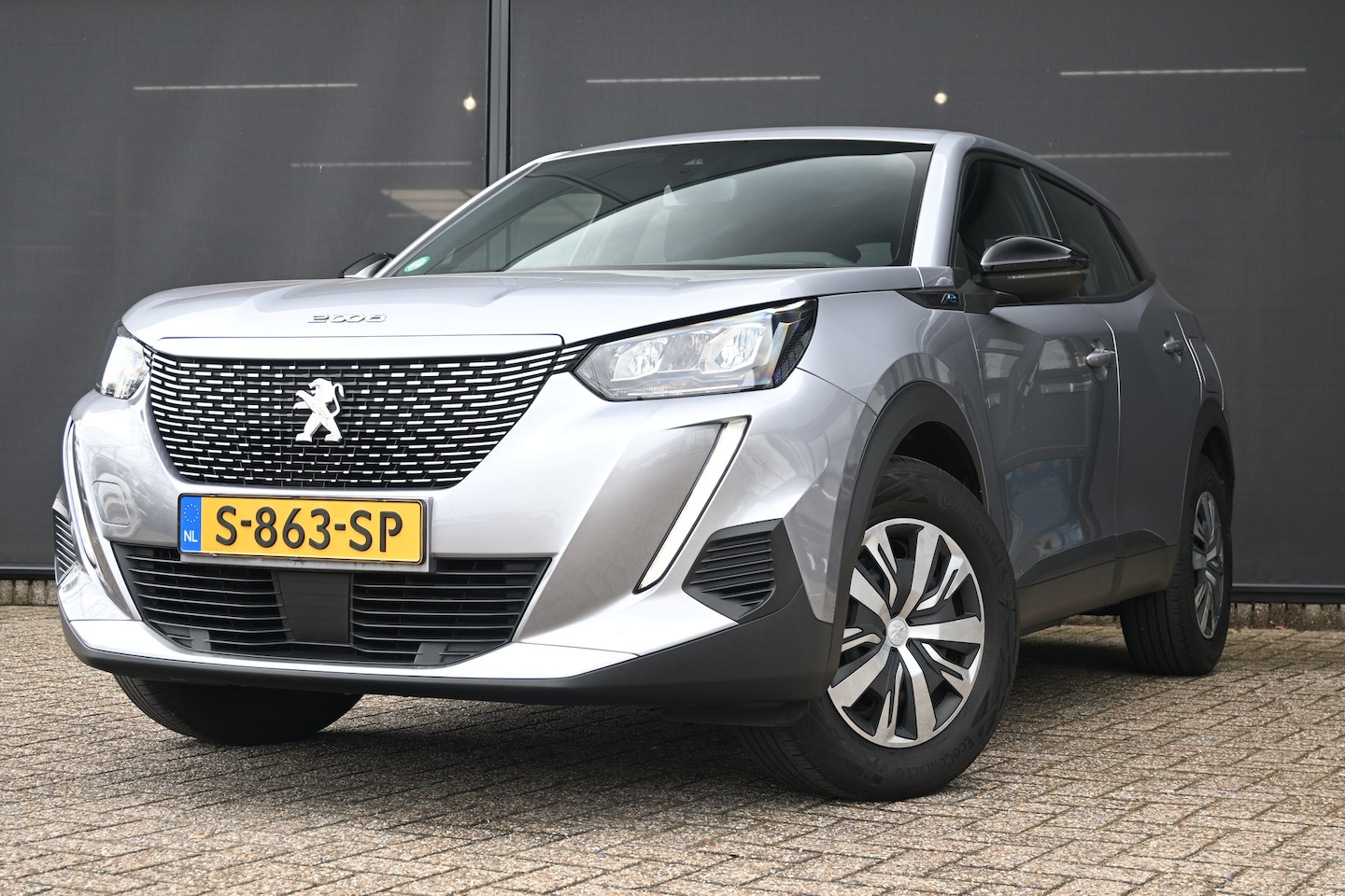 Peugeot e-2008 - EV Active Pack 50 kWh 3 Fase 11kW 96%SOH! | Navigatie 3D | Achteruitrijcamera | Parkeersen - AutoWereld.nl