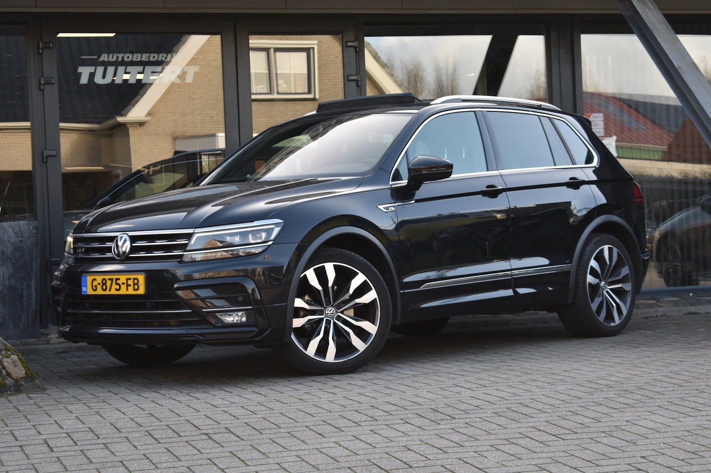 Volkswagen Tiguan - 1.5 TSI ACT Highline R-Line | TREKHAAK | PANORAMADAK | DYNAUDIO | VIRTUAL | NAP - AutoWereld.nl