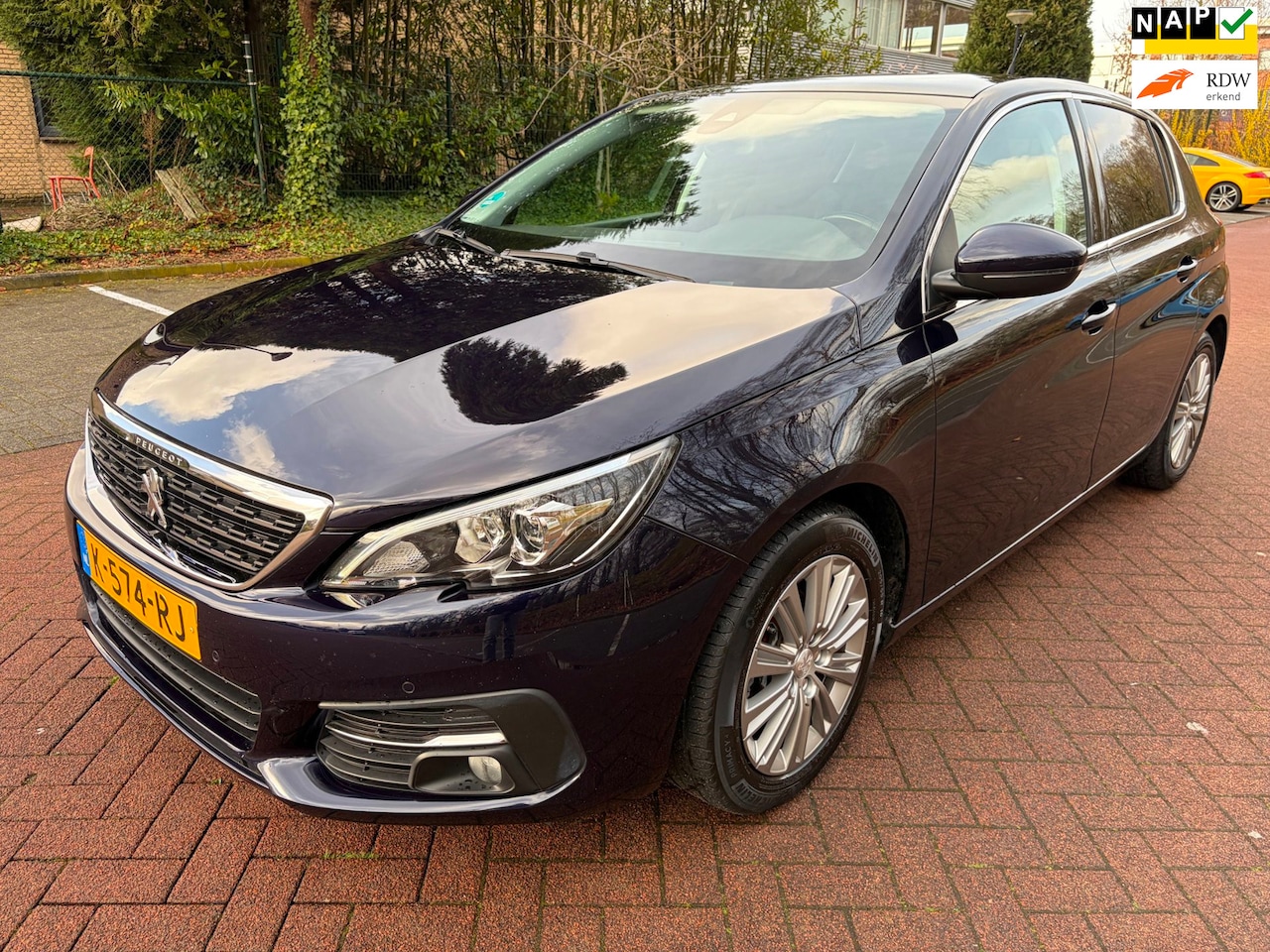 Peugeot 308 - 1.2 PureTech Blue Lease Premium / Pano'dak / Camera / LED - AutoWereld.nl