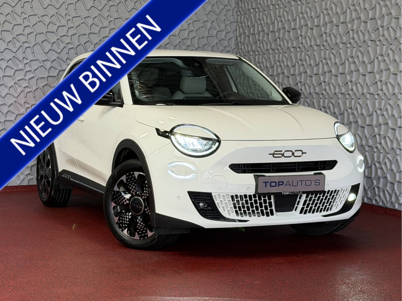 Fiat 600 - 1.2 HYBRID LA PRIMA LEER MASSAGE ELEK.STOEL CAMERA CARPLAY ADAP.CRUISE STOELVERW. ELEK.KLE - AutoWereld.nl