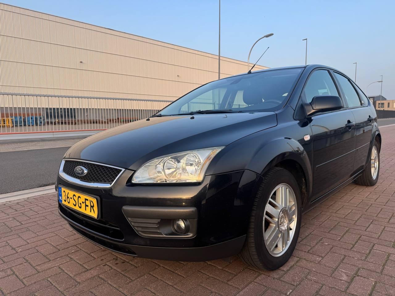 Ford Focus - 1.6-16V Ghia /Airco/Cruise/St.bkr/5 drs/Nieuwe APK - AutoWereld.nl
