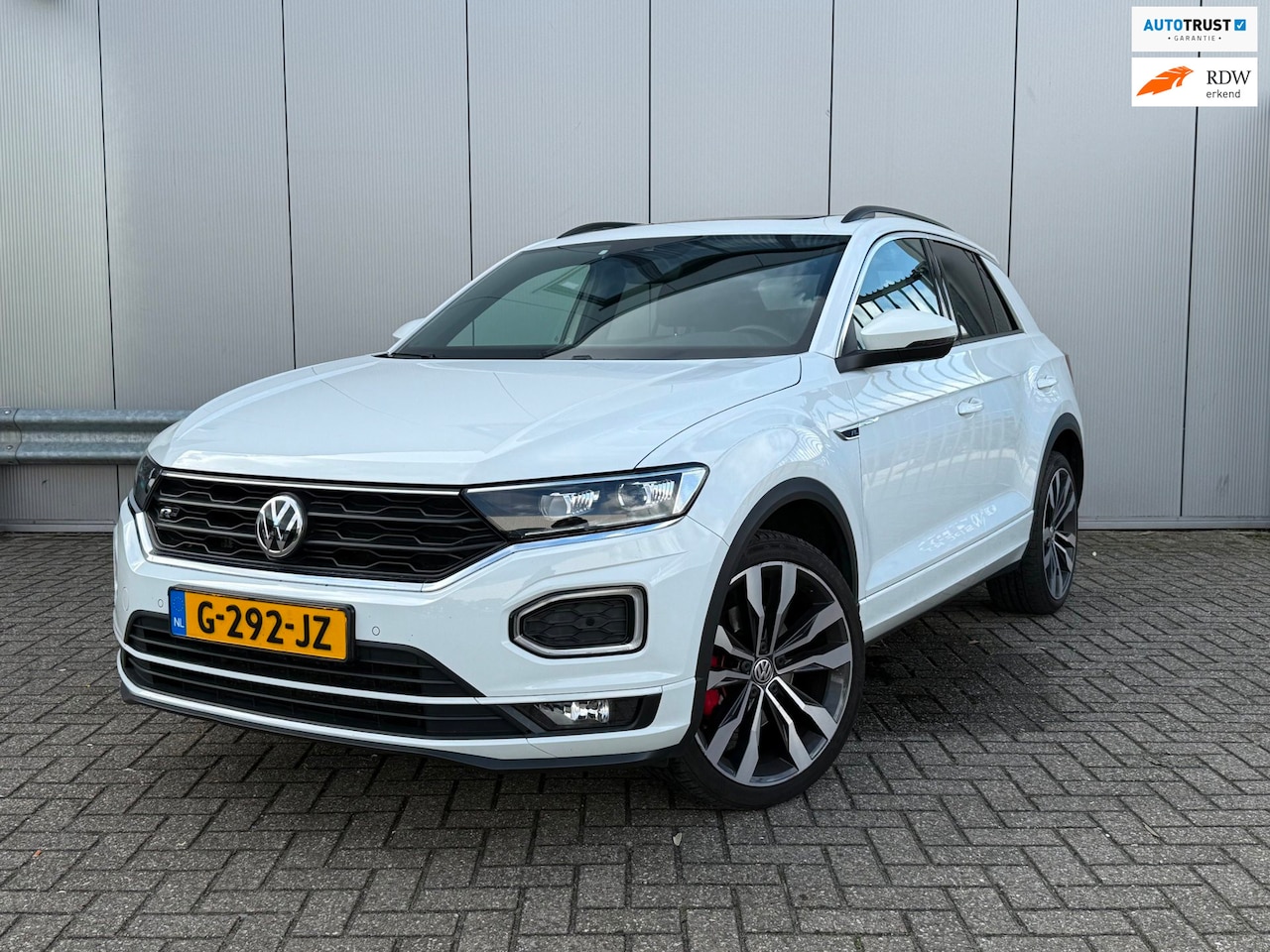 Volkswagen T-Roc - 1.5 TSI Sport | 3x R-Line | Panoramadak | Stoelverwarming | Trekhaak | BOMVOL! - AutoWereld.nl