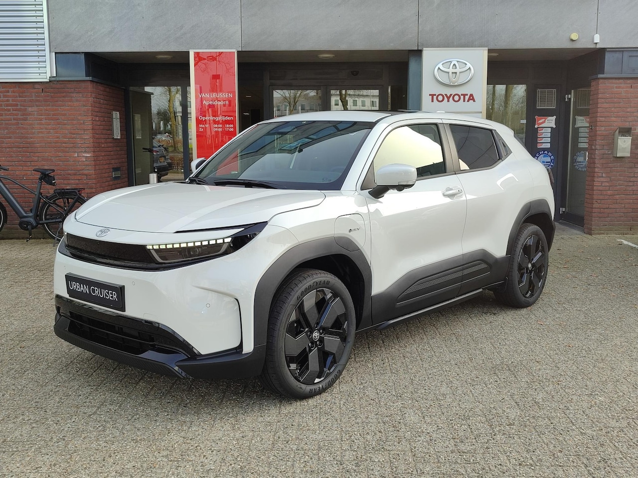 Toyota Urban Cruiser - EXECUTIVE 61KWH PANODAK JBL-AUDIO 360°CAMERA 19"LM-VELGEN LED-PRISMA STOEL/STUURVERWARMING - AutoWereld.nl