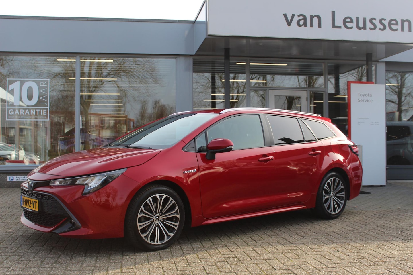 Toyota Corolla Touring Sports - 1.8 HYBRID DYNAMIC TREKHAAK ALL SEASON STOELVERW. KEYLESS APPLE/ANDROID AD-CRUISE NAVI - AutoWereld.nl