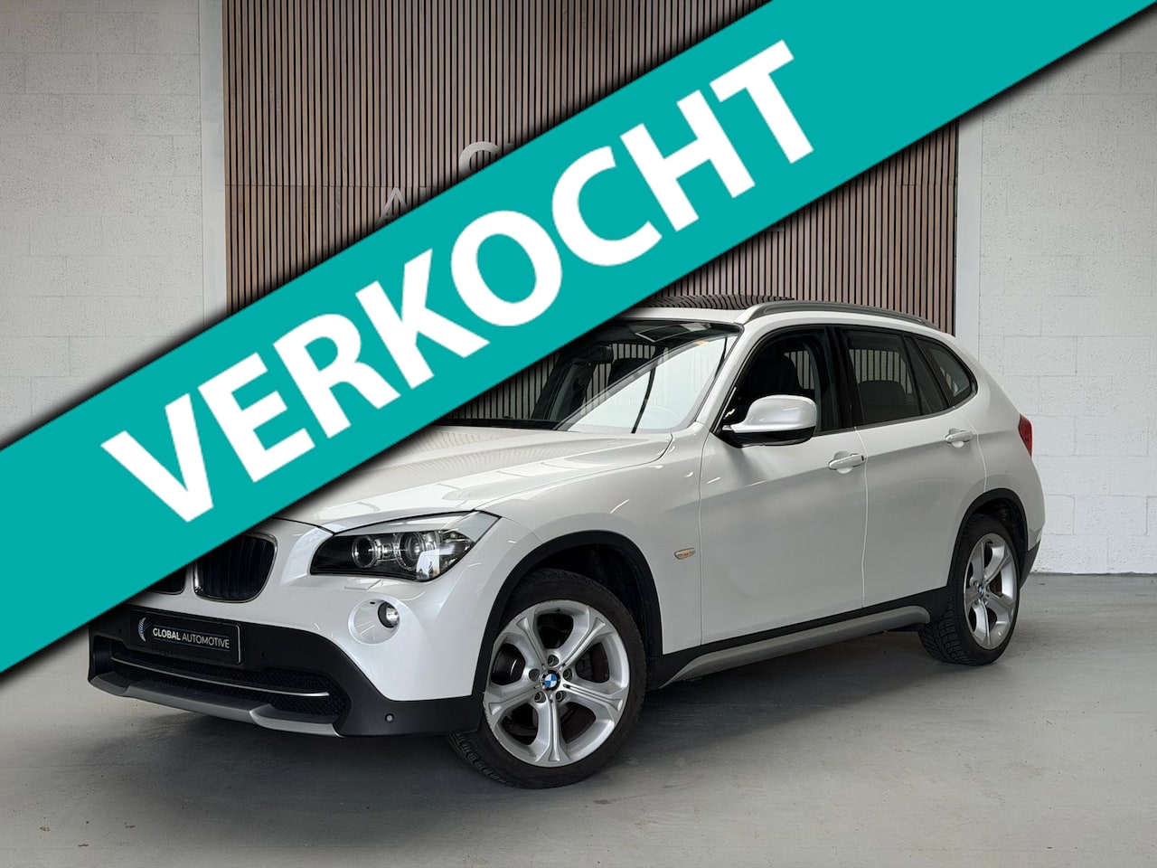 BMW X1 - SDrive20i Business - PANORAMADAK - NAVI - CAMERA - ORG NL - AutoWereld.nl