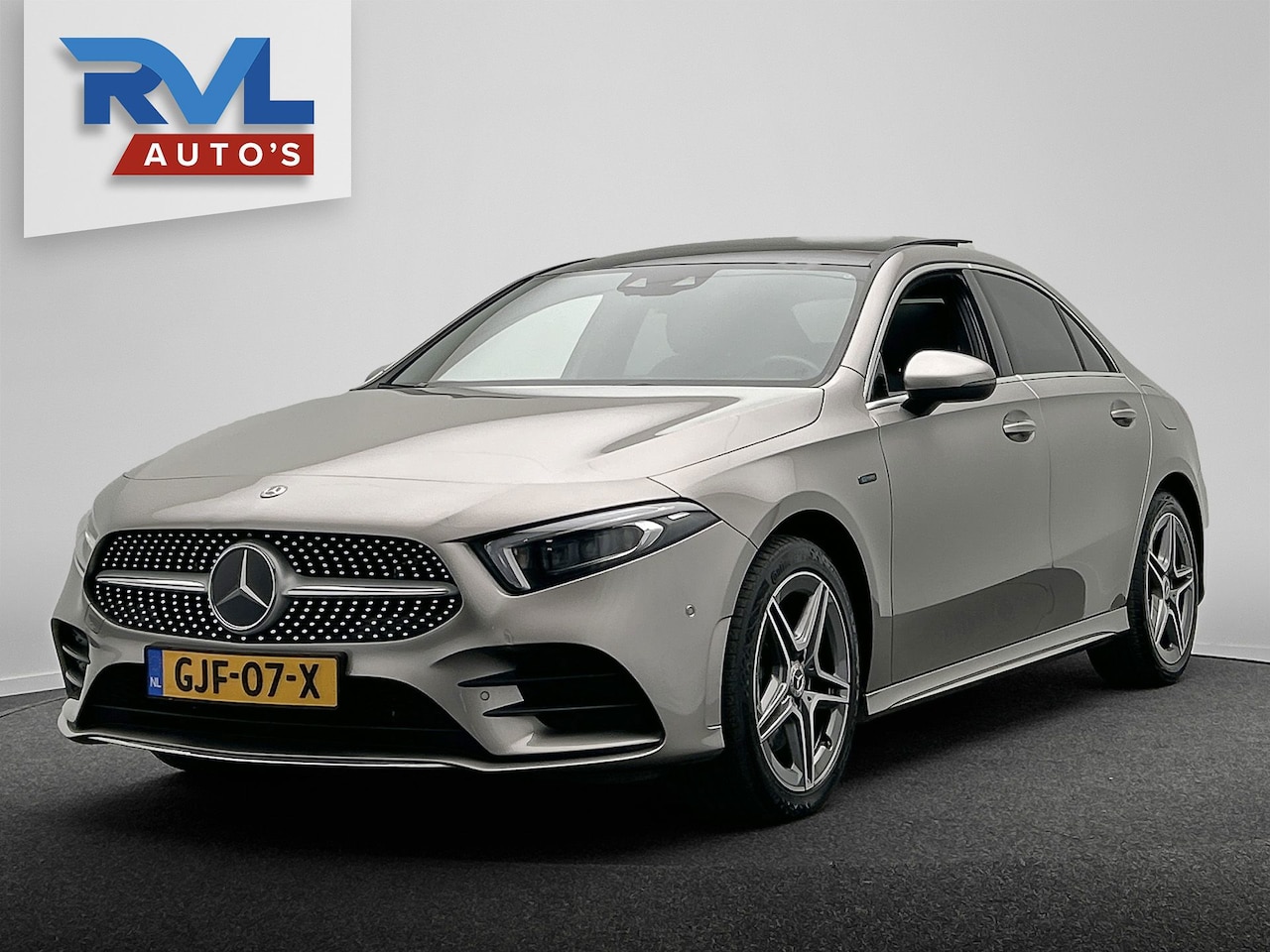 Mercedes-Benz A-klasse - 250 e AMG | Widescreen | Carplay Adaptive-cruise Panoramadak Stoelverwarming Camera Sfeerv - AutoWereld.nl