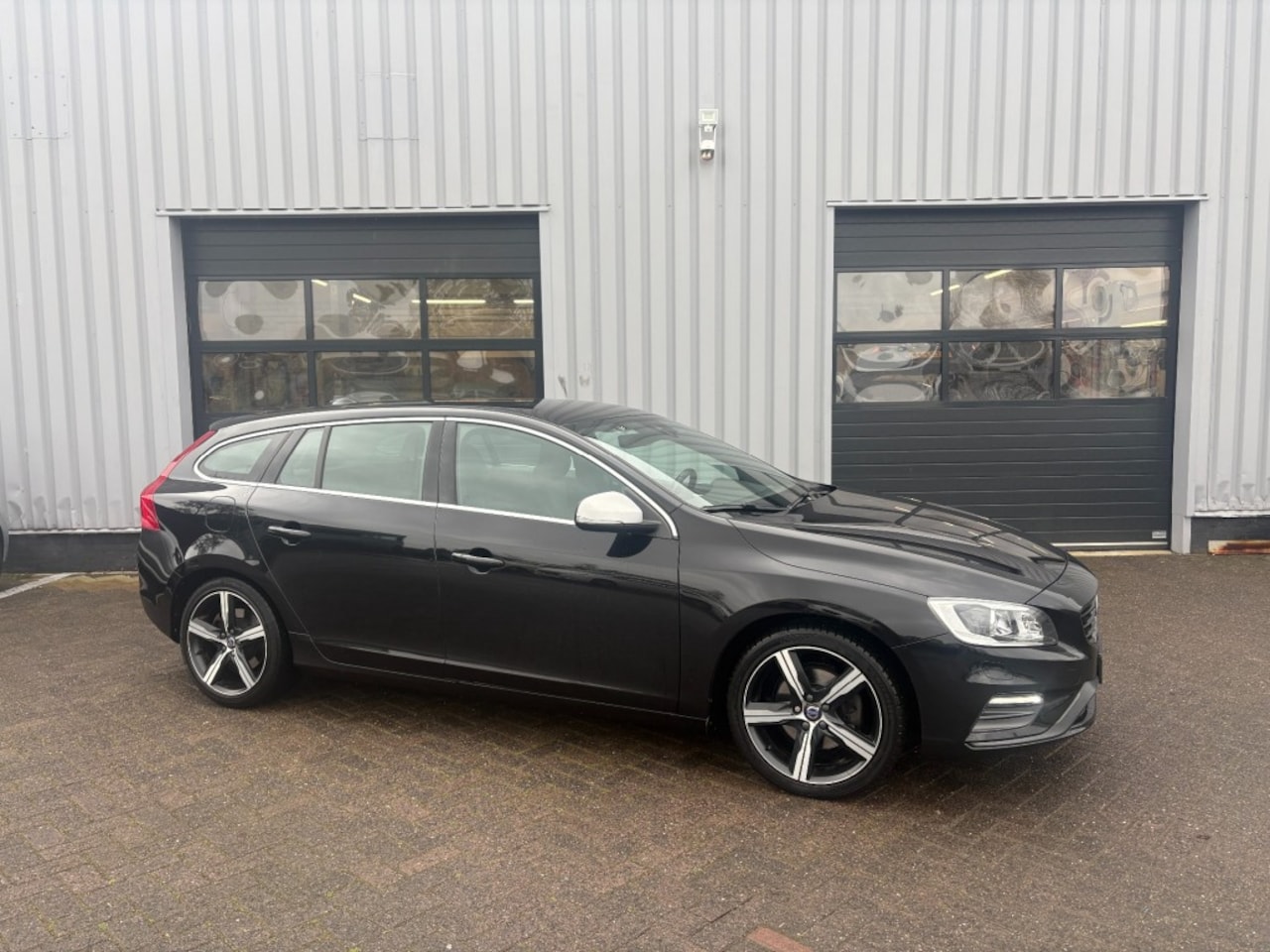 Volvo V60 - 2.0 T4 R-Design Trekhaak I Navi I All-in prijs! - AutoWereld.nl