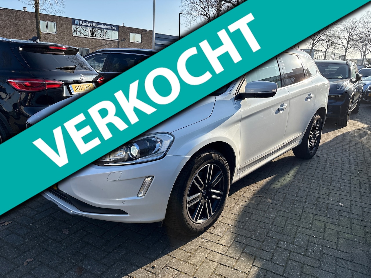 Volvo XC60 - 2.0 D4 FWD R-Design / leder / cruise-control / Blis /Navigatie / trekhaak / panorama-dak - AutoWereld.nl