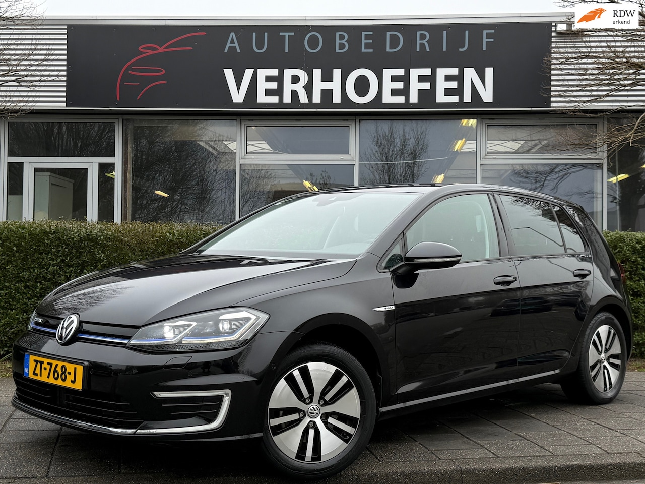Volkswagen e-Golf - E-Golf - ZWART LEDER - PARKEER CAMERA - LANE ASSIST - KEYLESS - FRONT ASSIST - DODE HOEK - AutoWereld.nl