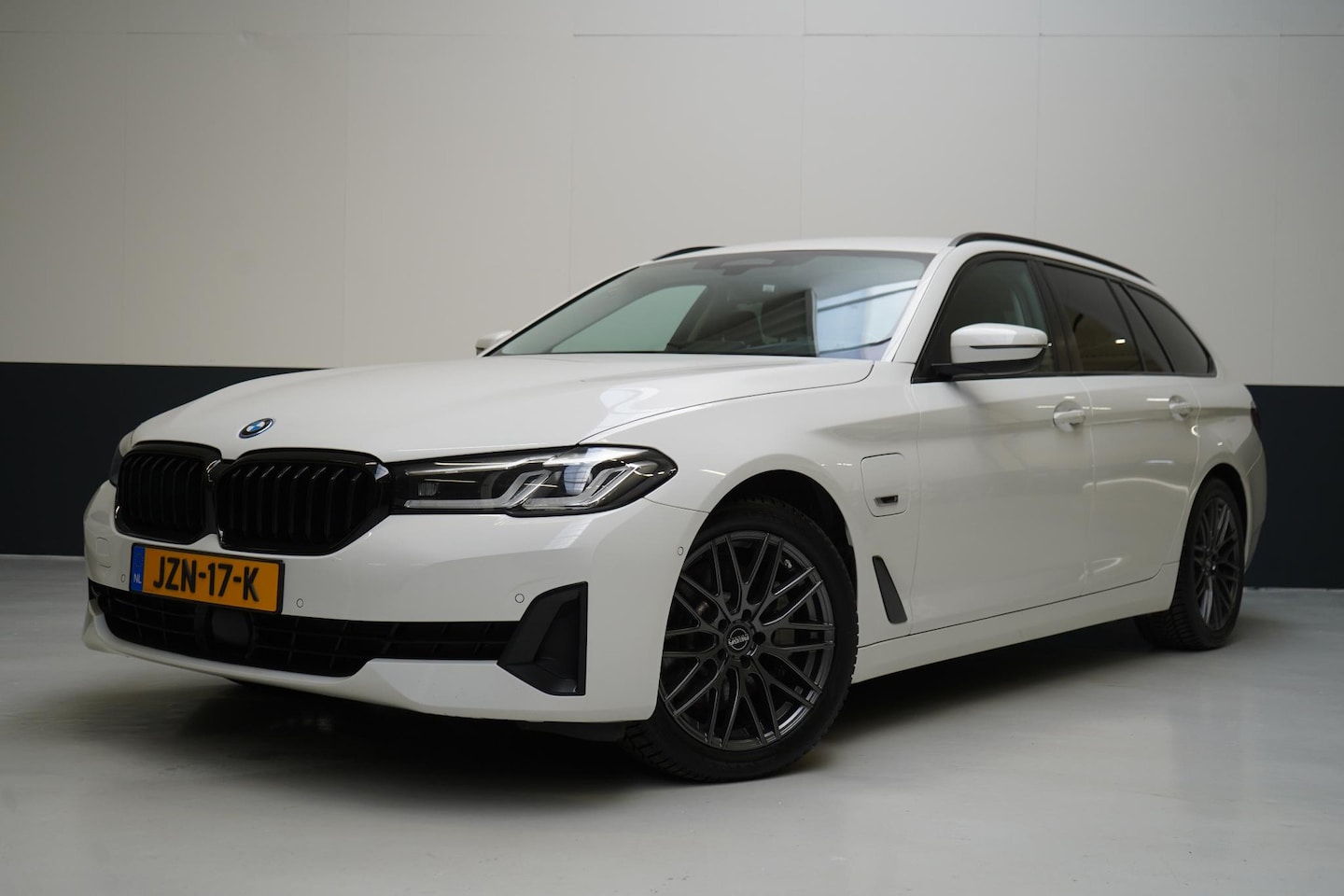 BMW 5-serie Touring - 530e Business Edition Plus | Harman Kardon | SoH 94% | Head Up | Trekhaak | Adaptive cruis - AutoWereld.nl