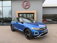 Volkswagen T-Roc - 1.5 TSI 150pk DSG Style | Black Style | Trekhaak | IQ light | 18 inch | Carplay | Rijklaar