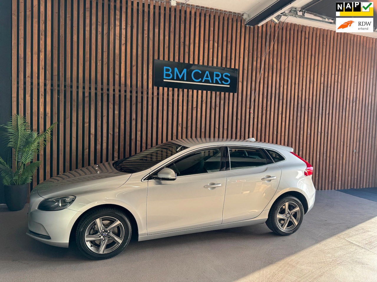 Volvo V40 - 1.6 T2 R-Design Airco, Navigatie, Nieuwe APK - AutoWereld.nl