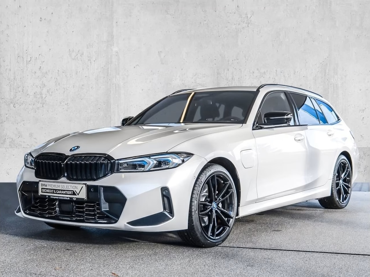 BMW 3-serie Touring - 330e M-SPORT (LCi) ** LED, NAVI+, LEDER, PANORAMA, TREKH, HuD, ACC, 19-inch LMV ** 1e EIG - AutoWereld.nl