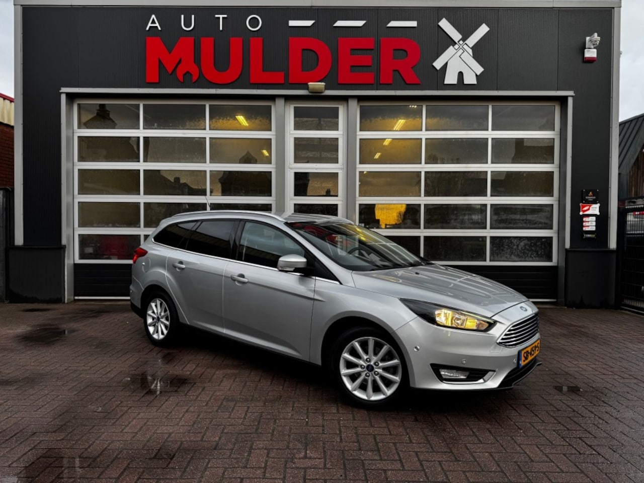 Ford Focus - 1.0 TITANIUM / CAMERA / PDC / NAVI / CRUISE / LEER / STOEL-STUURVER. - AutoWereld.nl