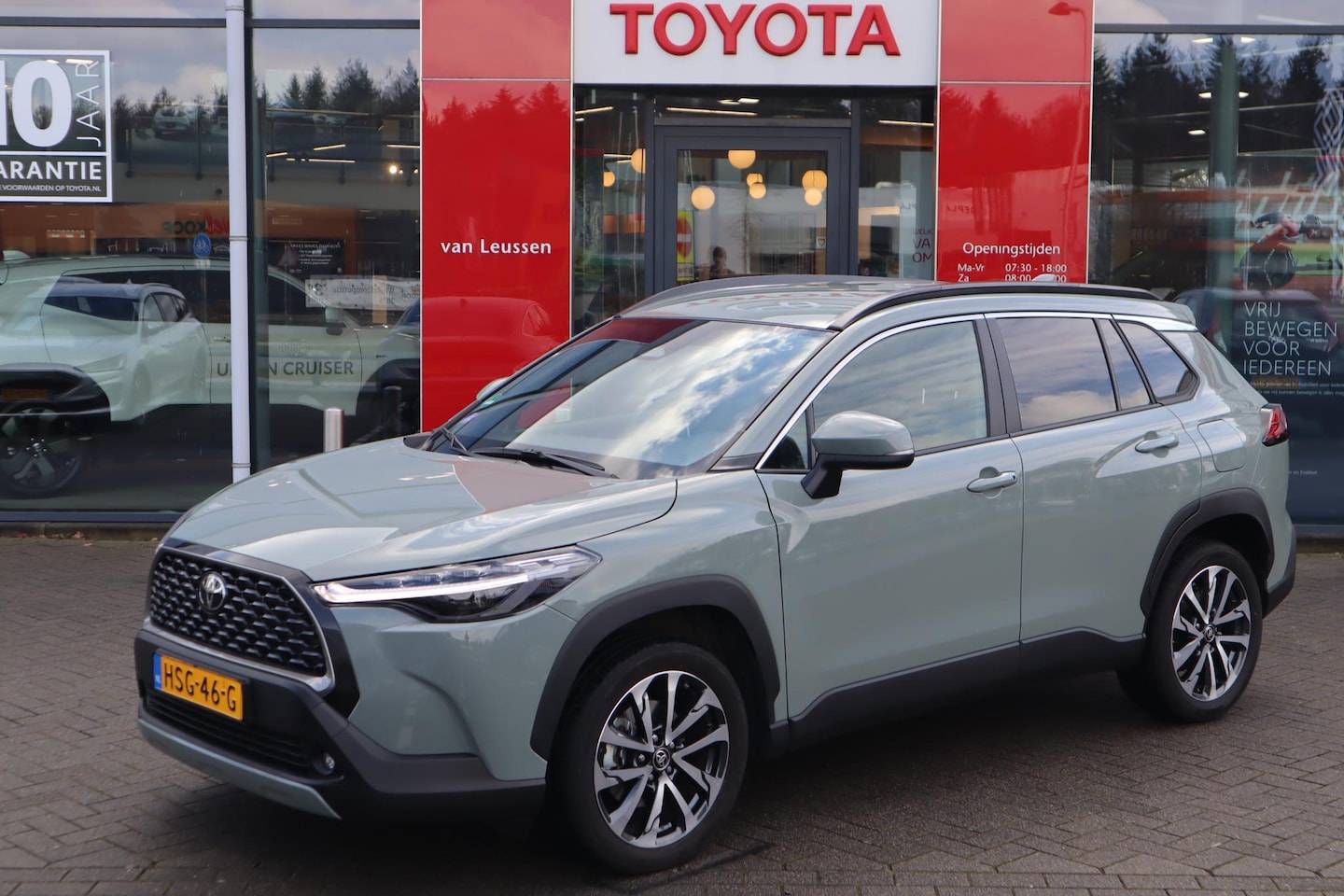 Toyota Corolla Cross - Hybrid 140 Style APPLE/ANDROID BLIND-SPOT LED P-SENSOREN 18'' LM-VELGEN EL-ACHTERKLEP KEYL - AutoWereld.nl