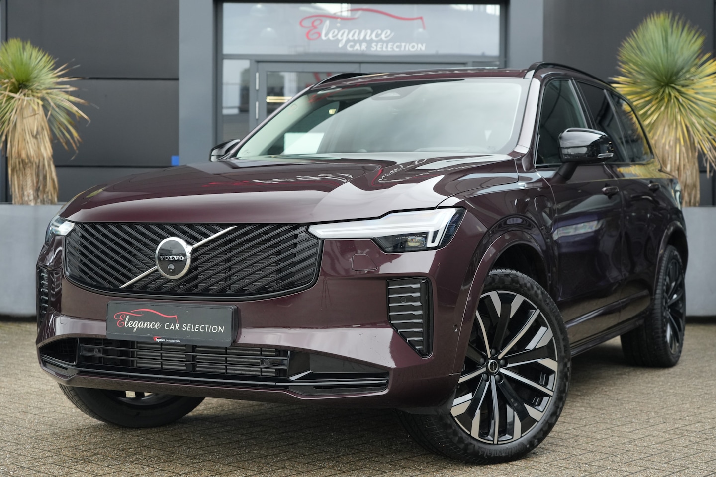 Volvo XC90 - 2.0 T8 Plug-in hybrid AWD Plus Dark 455pk Panoramadak/Bowers&Wilkins/Luchtvering - AutoWereld.nl