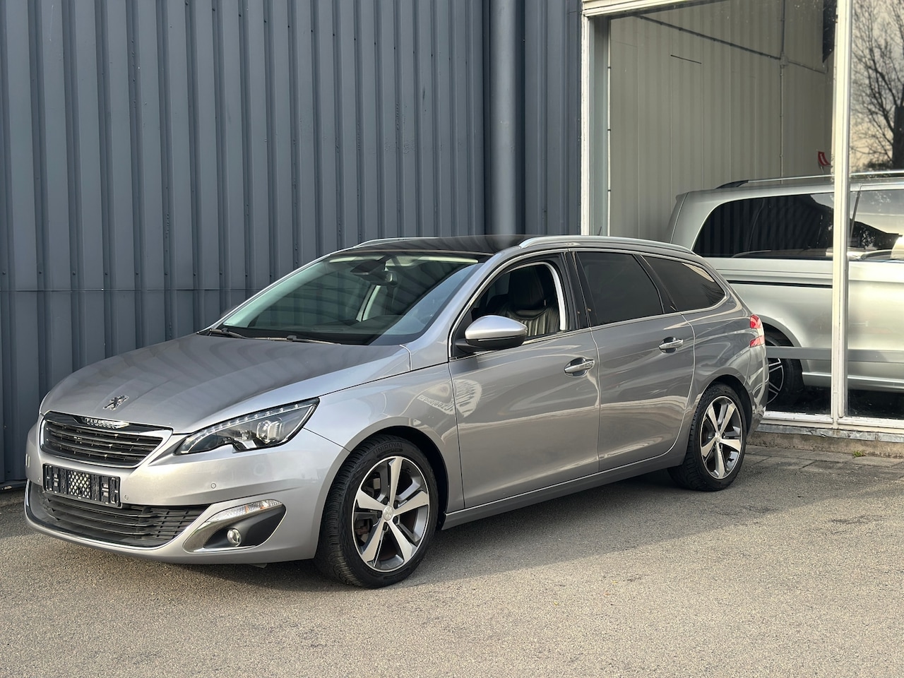Peugeot 308 SW - 1.2 e THP Allure Xenon | 18'' LM | Leder - AutoWereld.nl