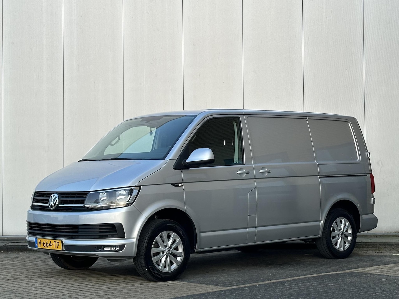 Volkswagen Transporter - 2.0 TDI Highline 150PK l 2x Schuifdeur l Camera l CarPlay l - AutoWereld.nl