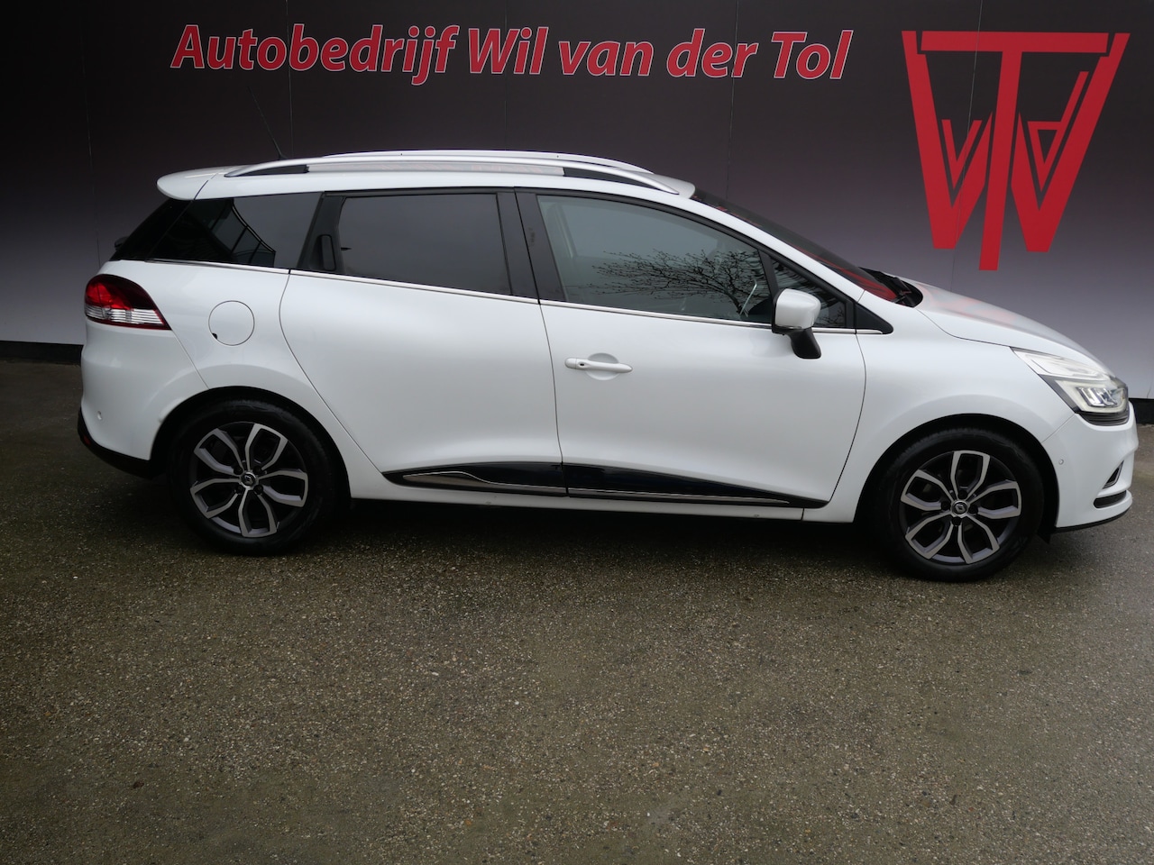 Renault Clio Estate - 0.9 TCe INTENS | NAVIGATIE | CLIMA | FULL-LED | CAMERA | KEYLESS | NIEUWE APK!! - AutoWereld.nl