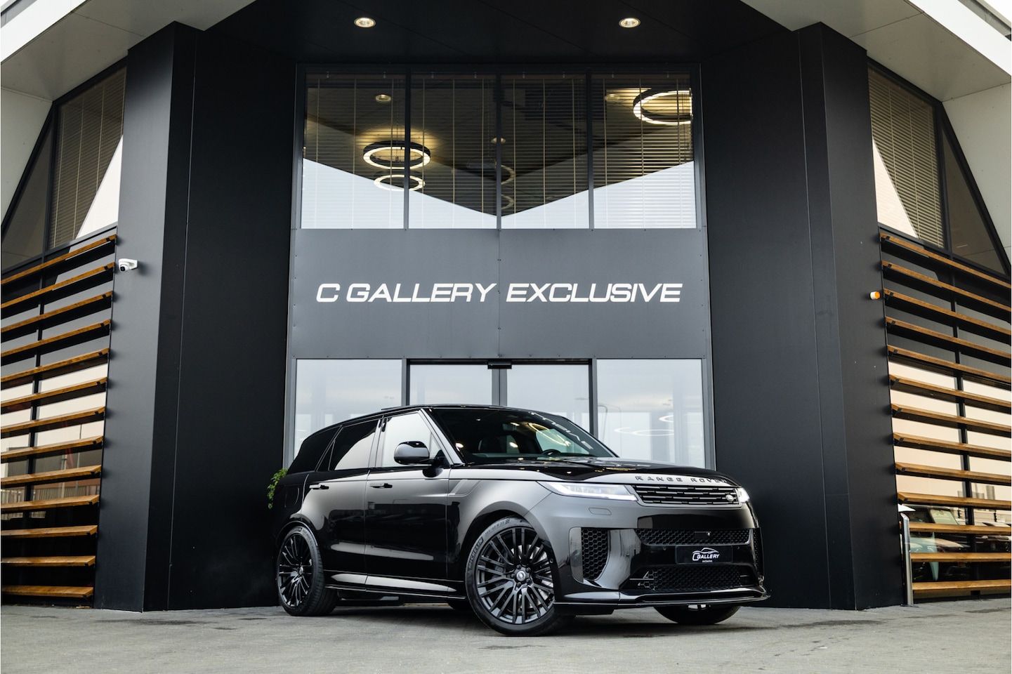 Land Rover Range Rover Sport - 4.4 P635 SV Edition One Obsidian Black - Panorama | Carbon | Stoelkoeling & Massage | Meri - AutoWereld.nl