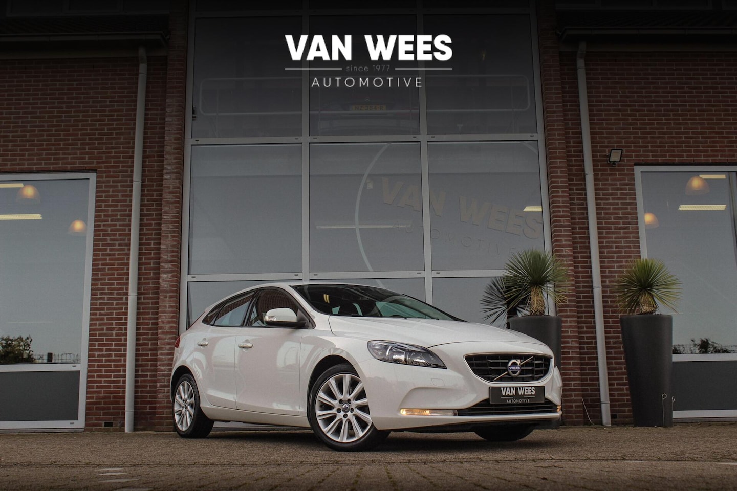Volvo V40 - 1.6 T2 | 1e eigenaar | 17 inch| Cruise control | Climate control | Sportstuur | Origineel - AutoWereld.nl