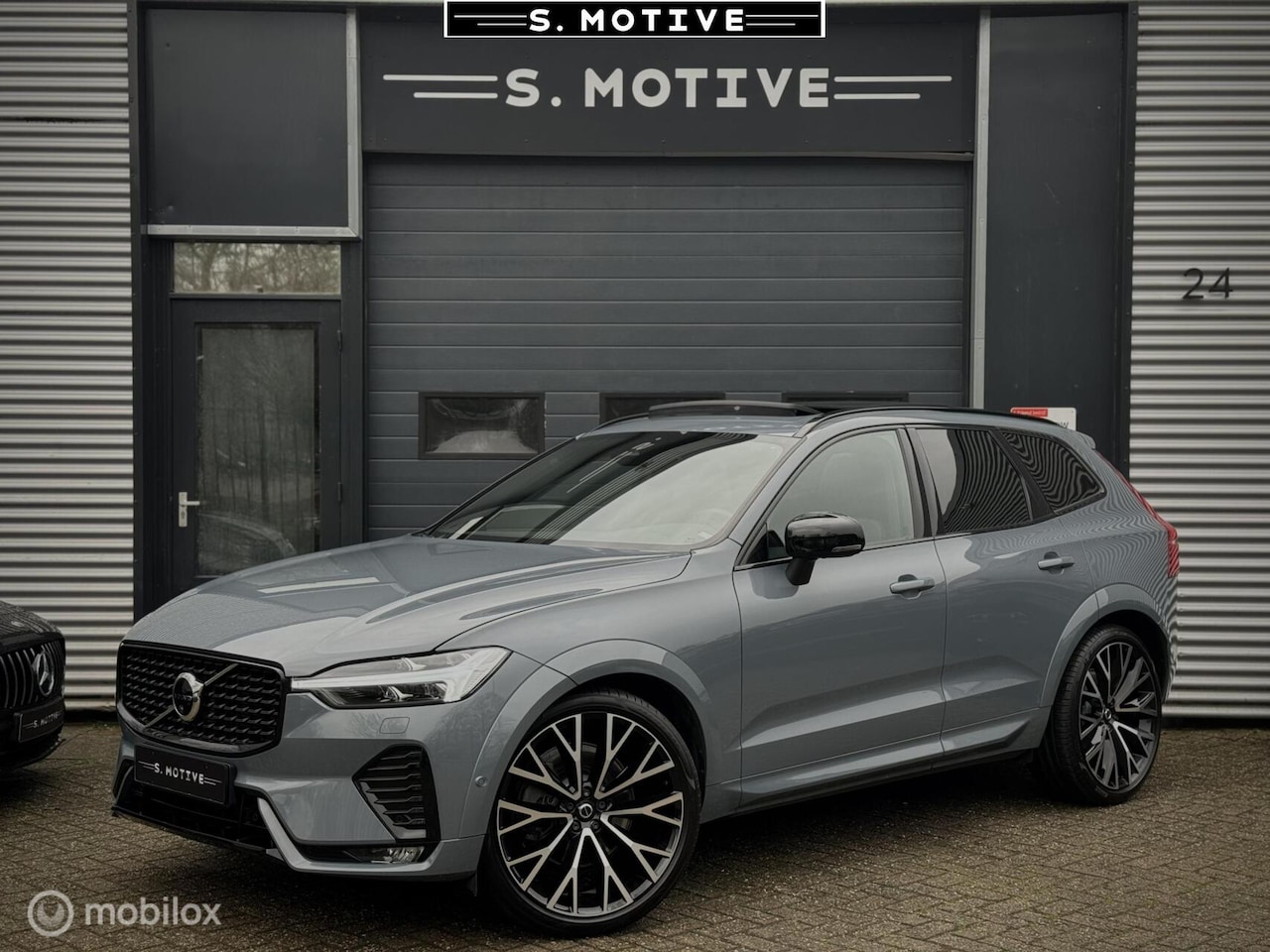 Volvo XC60 - 2.0 B5 R-Design Dark 360° / Pano / 22 Inch / vol! - AutoWereld.nl