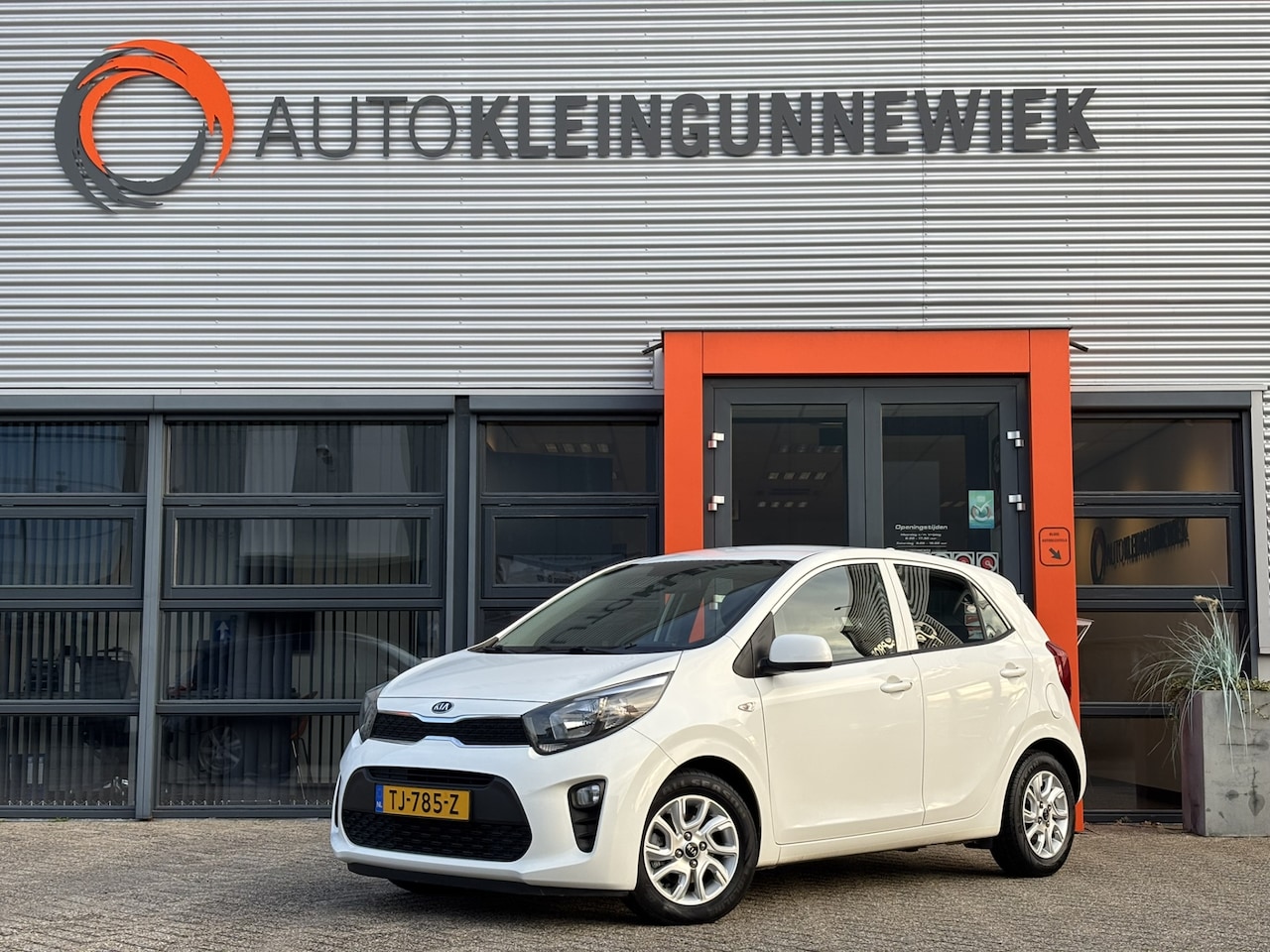 Kia Picanto - 1.0 CVVT ComfortPlusLine Navigator / Applecarplay/AndroidAuto / Camera / Allseason Banden - AutoWereld.nl