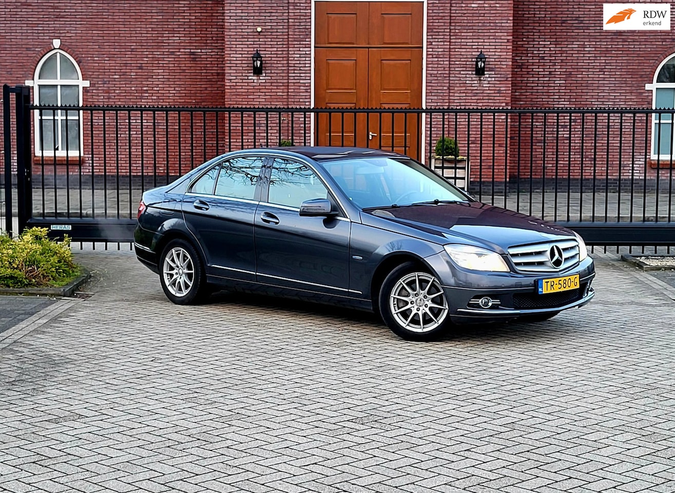 Mercedes-Benz C-klasse - 180 CGI BlueEFFICIENCY Avantgarde / Xenon / Parkeersensoren / Stoelverwarming - AutoWereld.nl