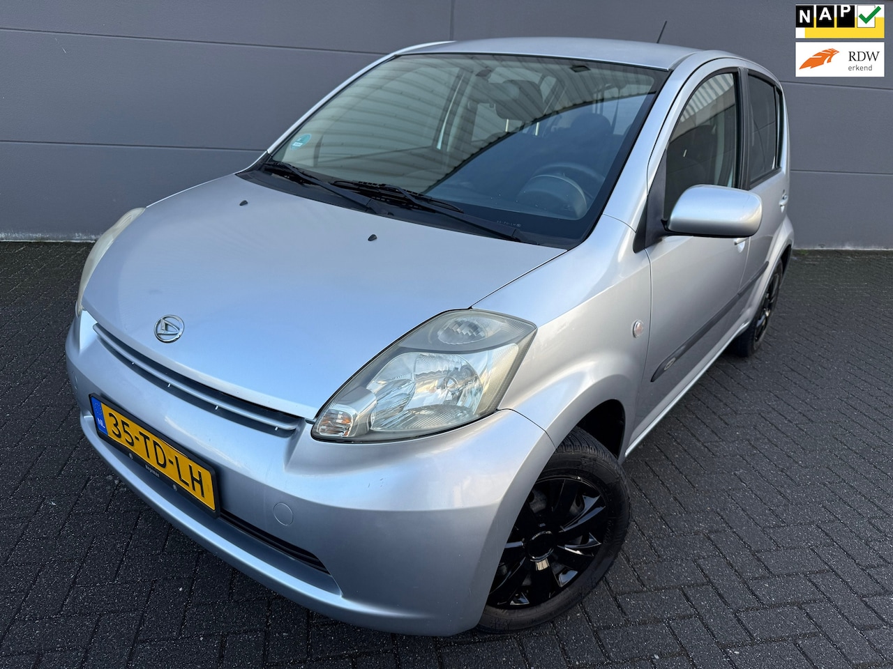 Daihatsu Sirion 2 - 1.0-12V Trend*AIRCO*APK*NAP*ELKT-RAAM - AutoWereld.nl
