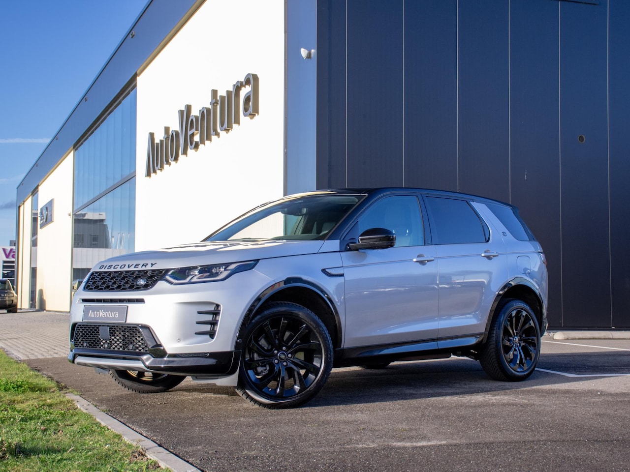 Land Rover Discovery Sport - P300e 1.5 R-Dynamic SE | Adapt. Cruise | Stoelverwarming | Blackpack | Facelift | Panorama - AutoWereld.nl