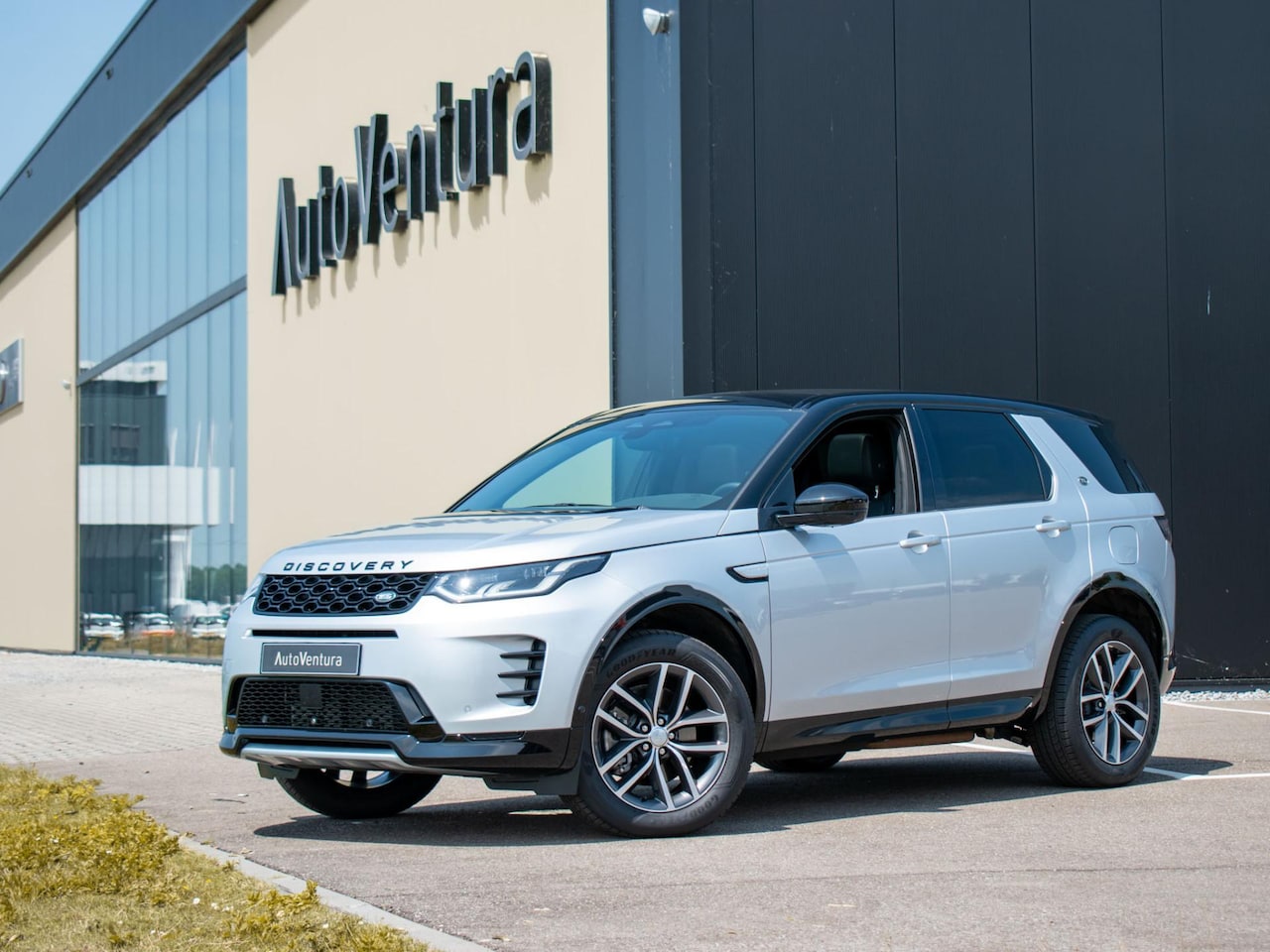 Land Rover Discovery Sport - P300e 1.5 R-Dynamic SE | Adapt. Cruise | Stoelverwarming | Blackpack | Facelift | Panorama - AutoWereld.nl