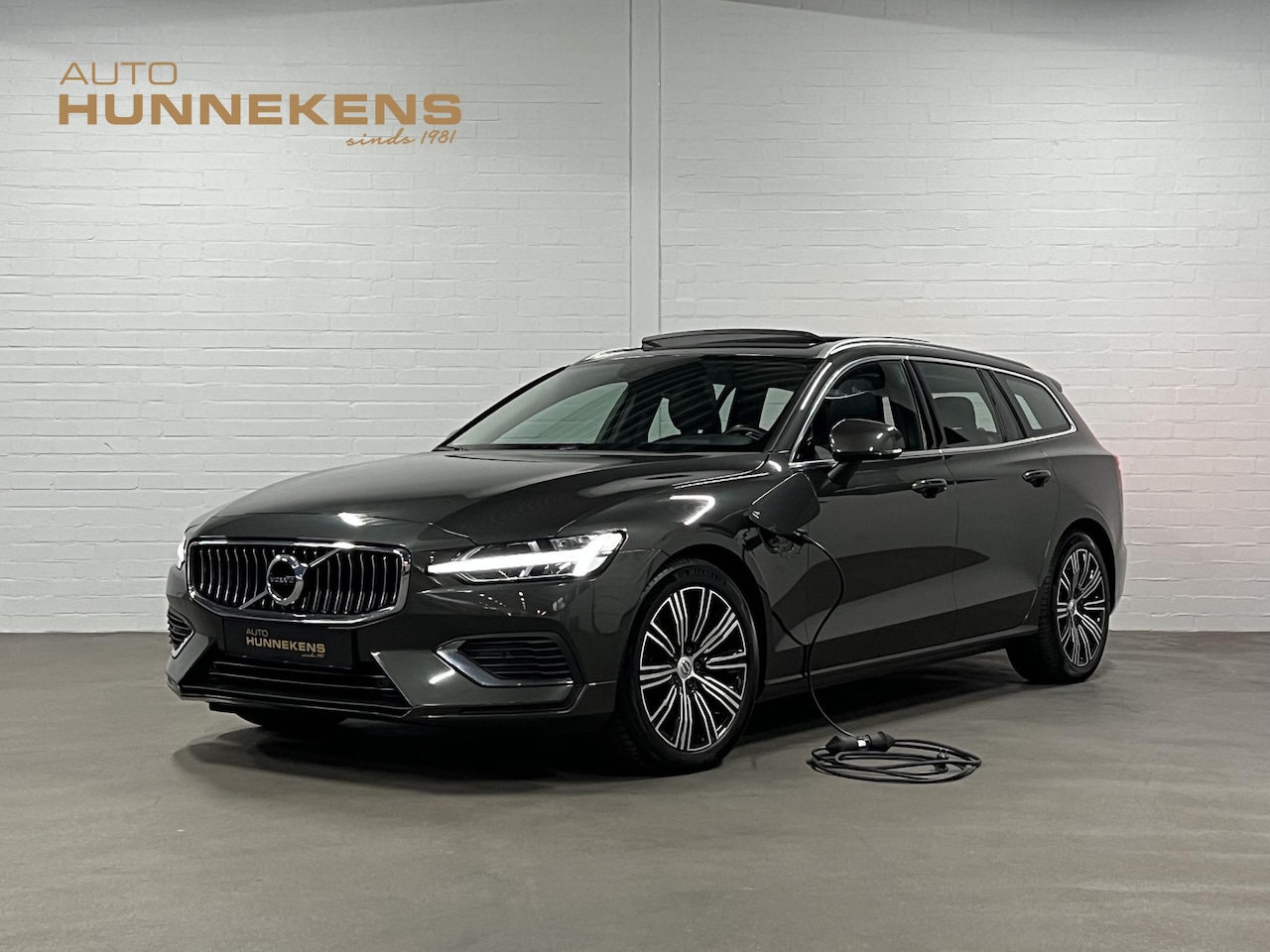 Volvo V60 - 2.0 T6 Recharge AWD Inscription Open dak | Stuur-/stoelverwarming | Achteruitrij camera | - AutoWereld.nl