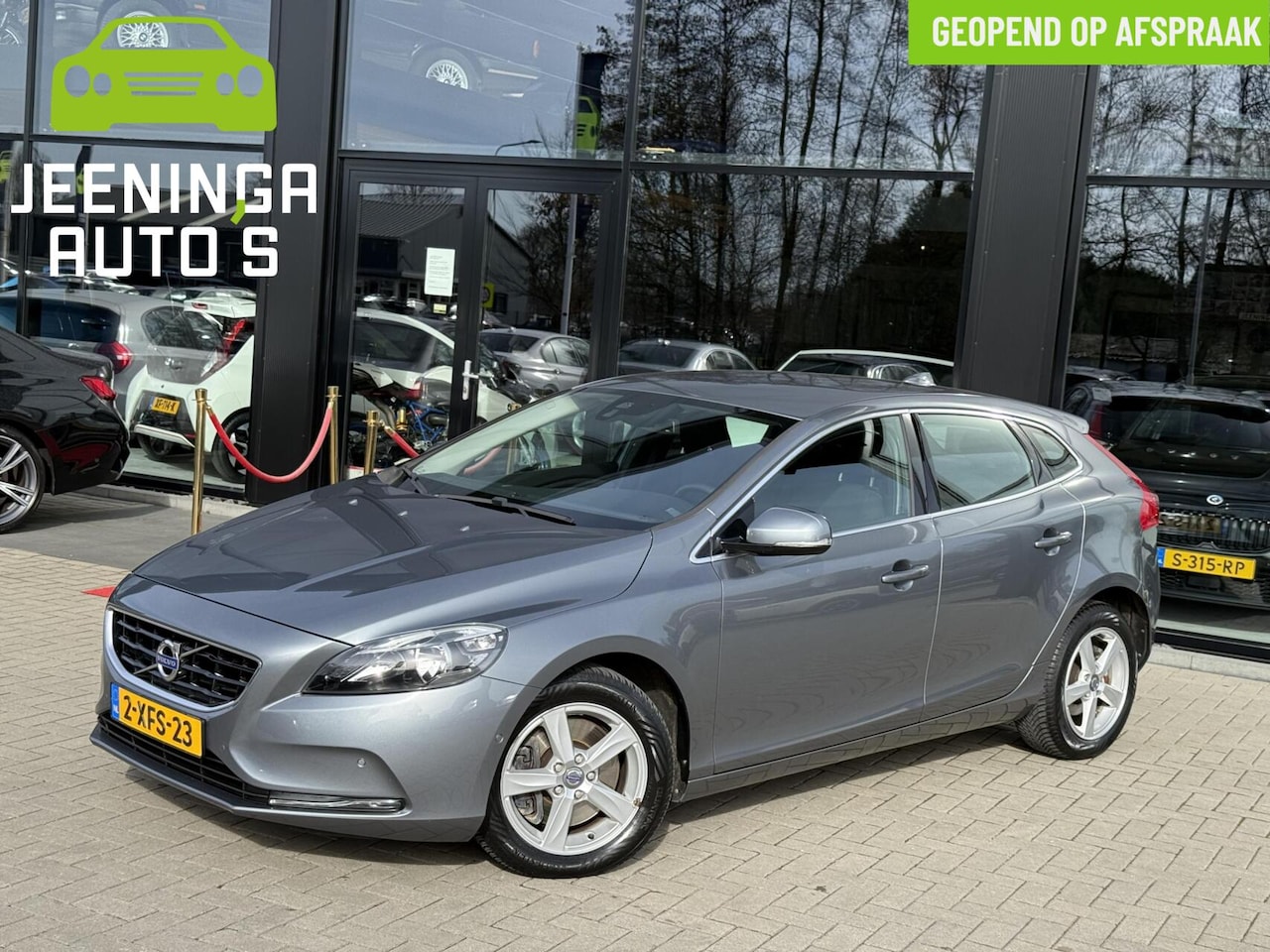 Volvo V40 - 2.0 D4 Momentum Business|Trekhaak|Navi|Clima - AutoWereld.nl