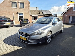 Volvo V40 - 2.0 D4 Summum Business Navi Clima Cruise Leer Afn. Trekhaak 2 sets velgen 16" & 18"