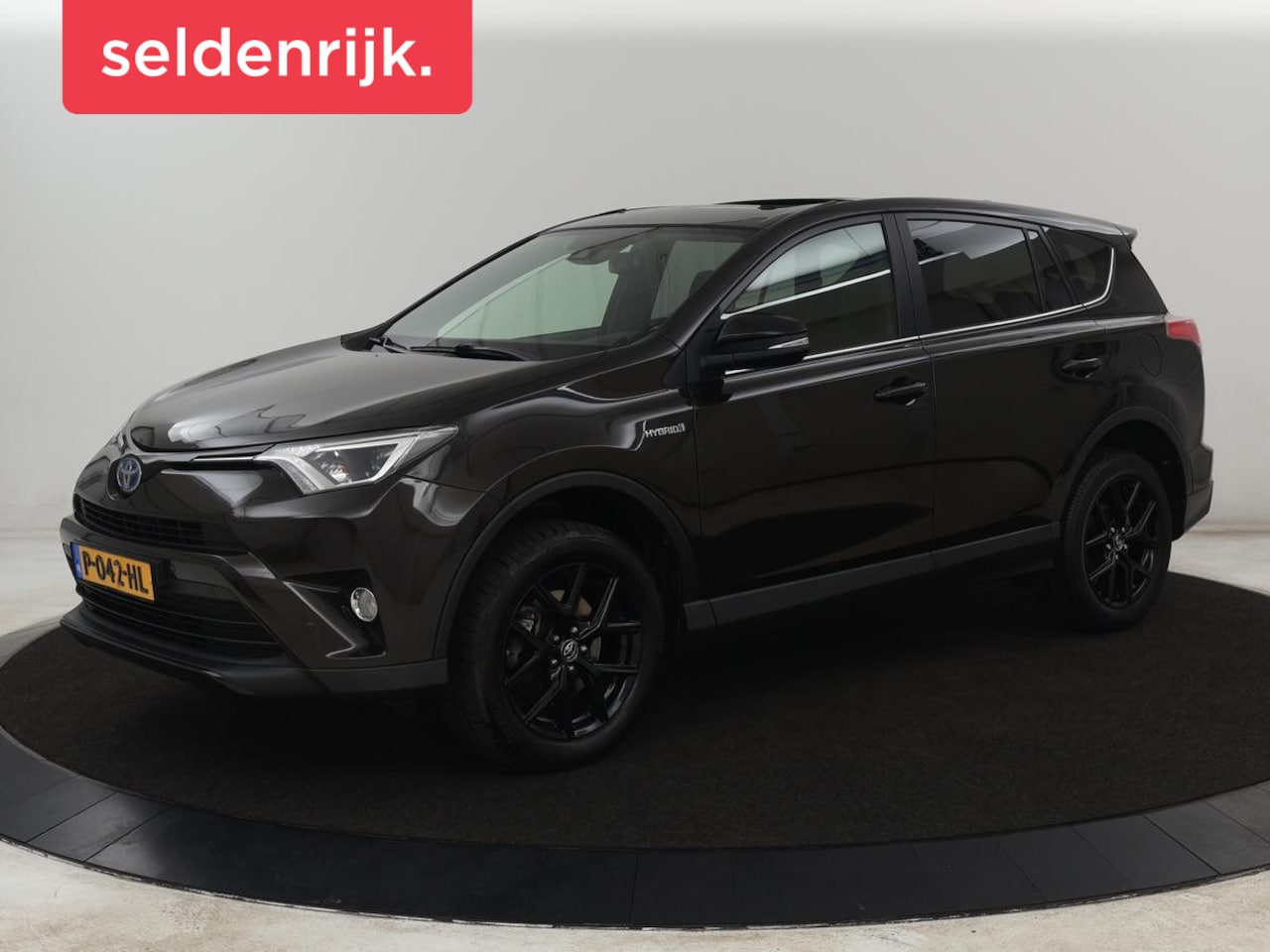 Toyota RAV4 - 2.5 Hybrid Black Edition | Schuifdak | Trekhaak | Adaptive cruise | Camera | Navigatie | C - AutoWereld.nl