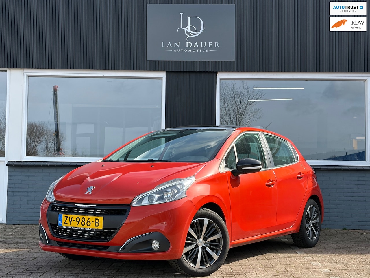 Peugeot 208 - 1.2 PureTech Allure / Pano / Stoelverwarming ! - AutoWereld.nl