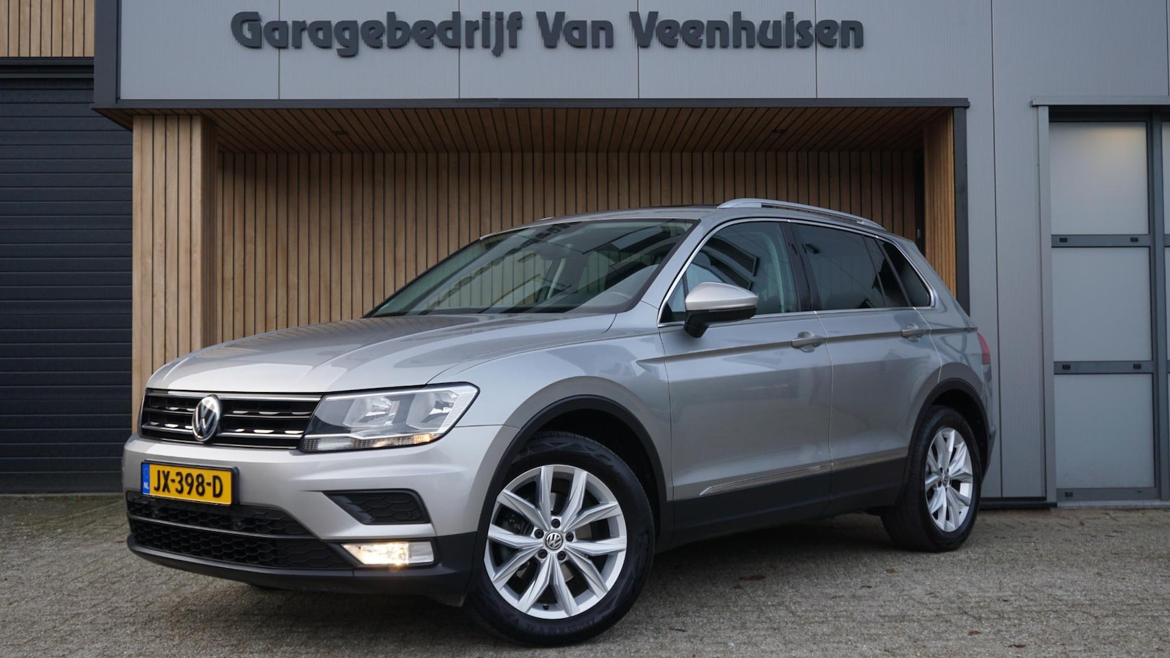 Volkswagen Tiguan - 1.4 TSI 150pk DSG Highline Pano.Dak 18inch LM Trekhaak A-Camera *NL auto* Keurig exemplaar - AutoWereld.nl