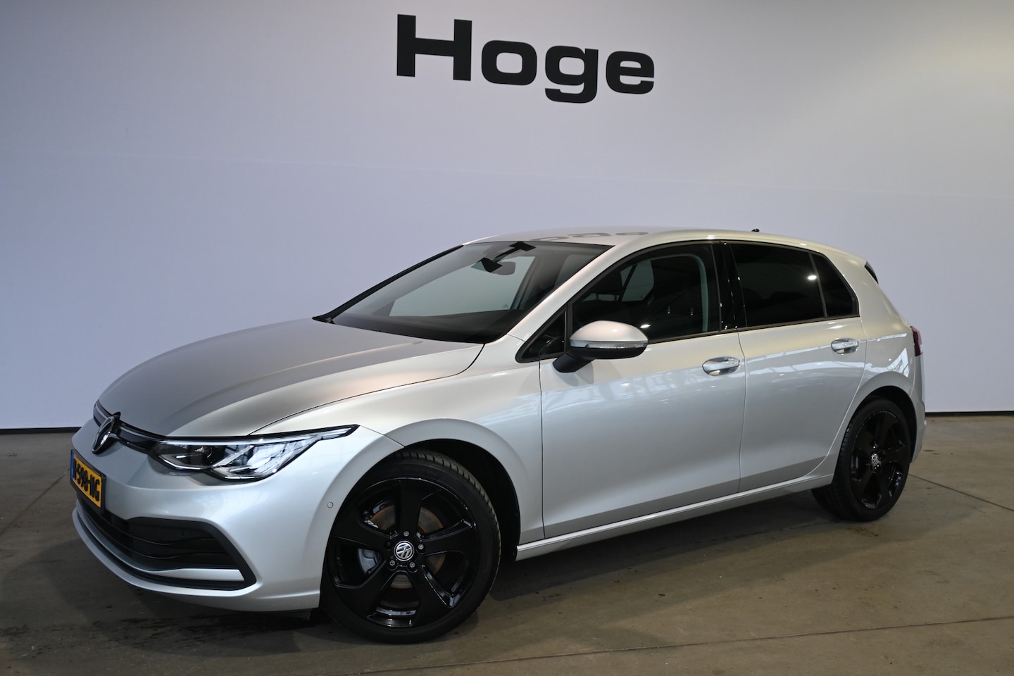 Volkswagen Golf - 1.5 eTSI R-Line Automaat Clima Carplay Cruise Control Rijklaarprijs Inruil Mogelijk! - AutoWereld.nl