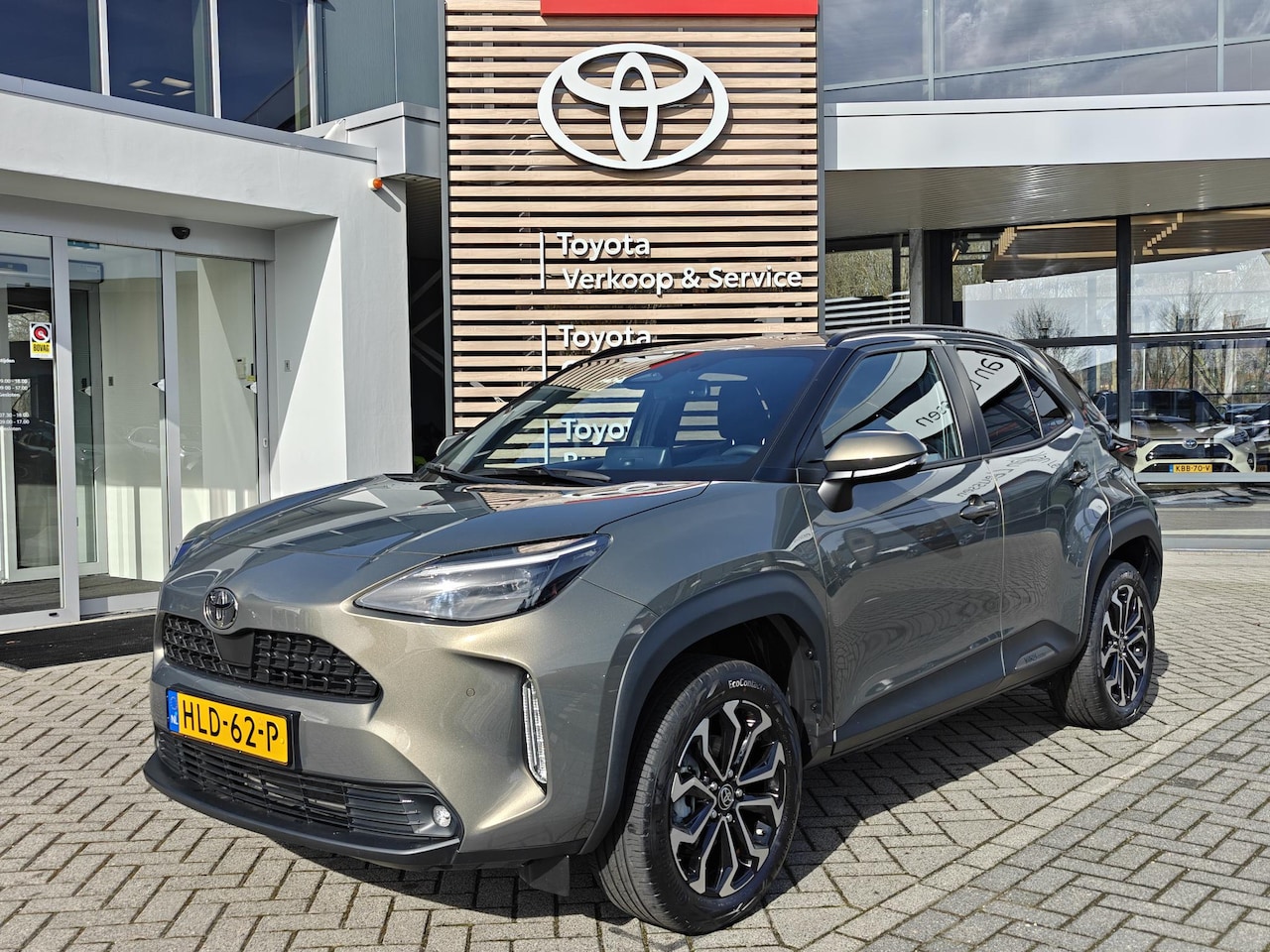 Toyota Yaris Cross - 1.5 Hybrid 115 First Edition NL-AUTO KEYLESS BLIND-SPOT PARK-SENSOREN STOEL/STUURVERW LM-V - AutoWereld.nl