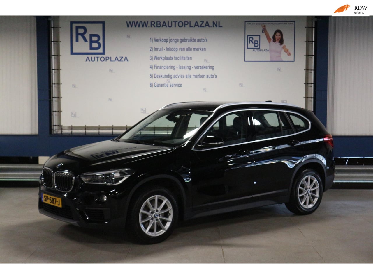 BMW X1 - SDrive20i High Executive / AUTOMAAT / BLACK ON BLACK ! ! ! - AutoWereld.nl