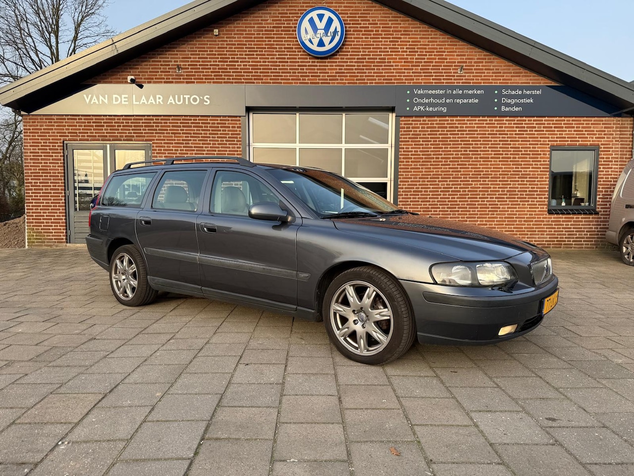 Volvo V70 - 2.4 Comfort Line 170PK Automaat | MEENEEMPRIJS Leer | Cruise | Clima | Afn. Trekhaak - AutoWereld.nl