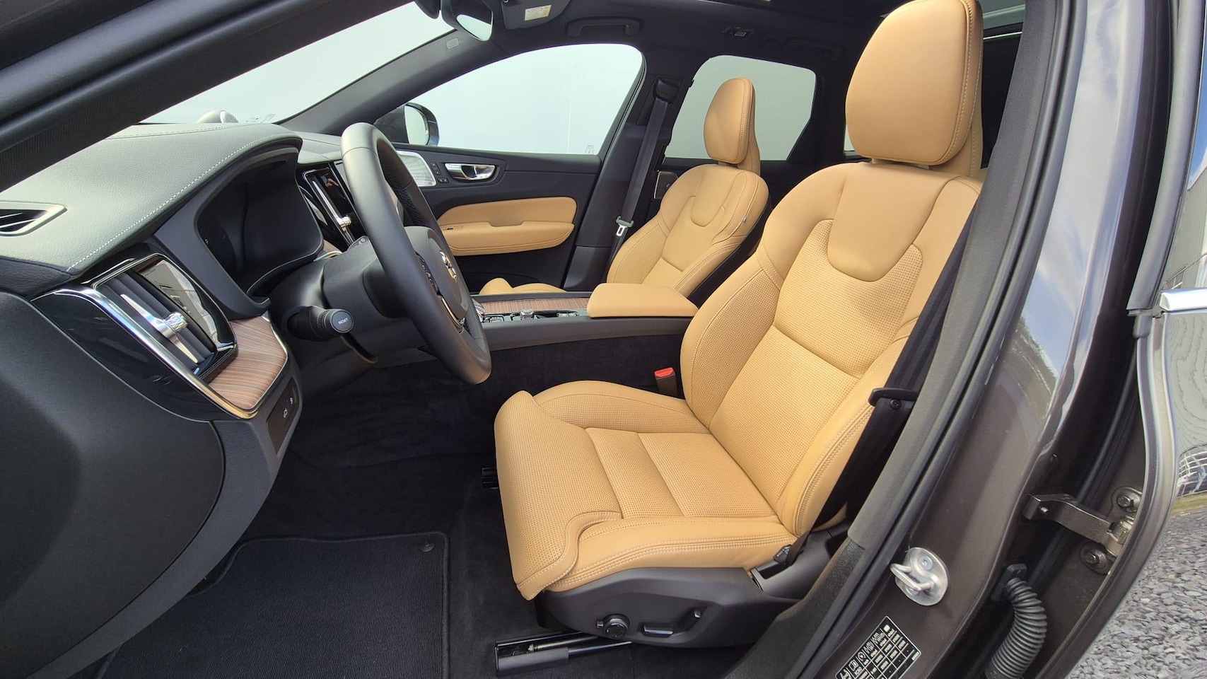 Volvo XC60 - 2.0 T6 Phev AWD Ultra Bright Panorama Dak - 20” Wielen -  Bowers &Wilkins Audio - 360 Cam - AutoWereld.nl