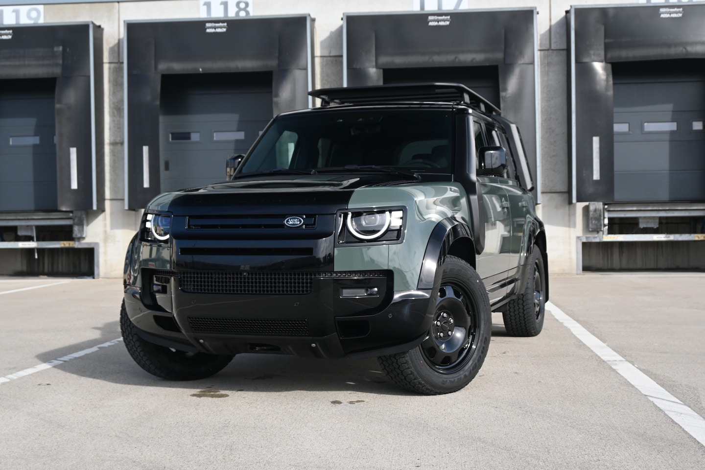 Land Rover Defender 110 - 2.0 P300e 110 Trophy Edition Keswick Green 2.0 P300e 110 Trophy Edition Keswick Green - AutoWereld.nl