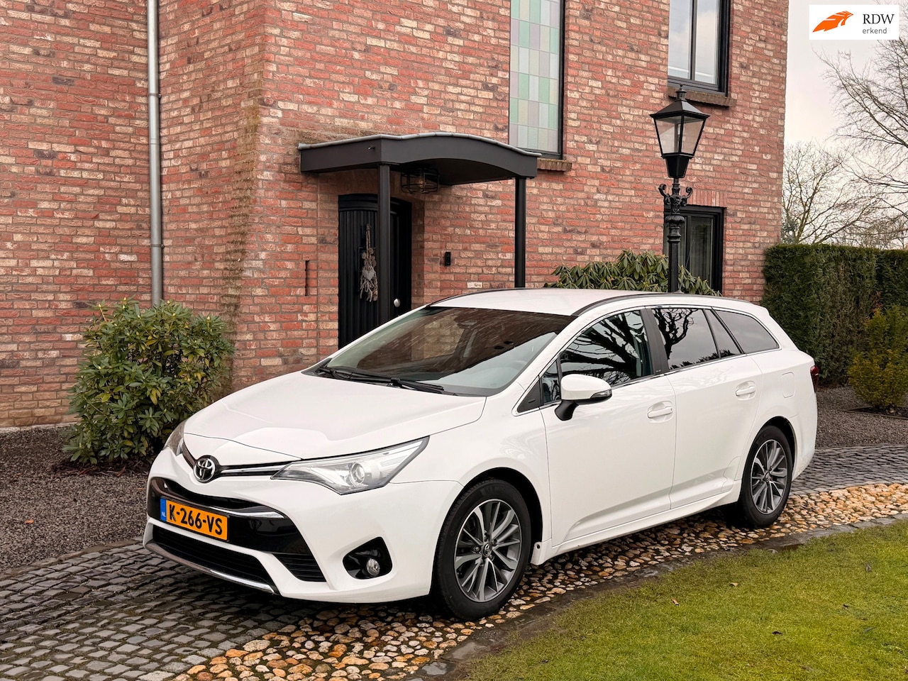 Toyota Avensis Touring Sports - 1.8 VVT-i SkyView Edition 1.8 VVT-i SkyView Edition - AutoWereld.nl