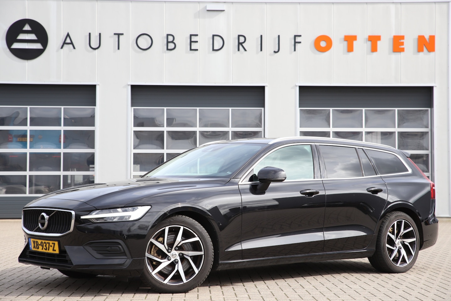 Volvo V60 - 2.0 T5 Momentum | EL A KLEP | PANO | LEDER | ALL SEASON - AutoWereld.nl