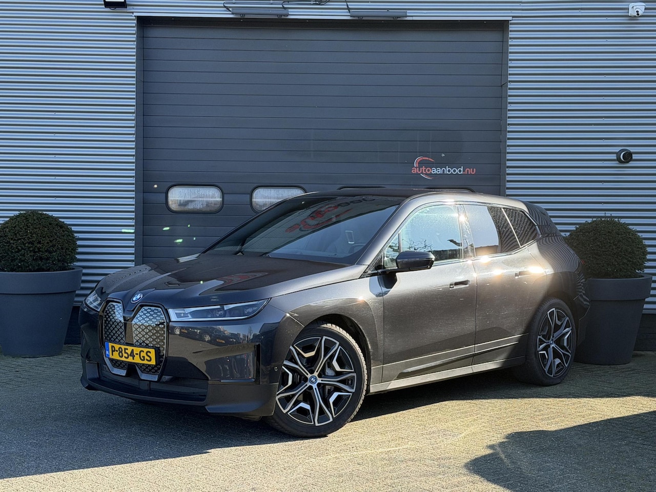 BMW iX - xDrive50 High Executive 112 kWh SOH 92% | Sky Lounge | 360* Camera | Massage | Stoelventil - AutoWereld.nl