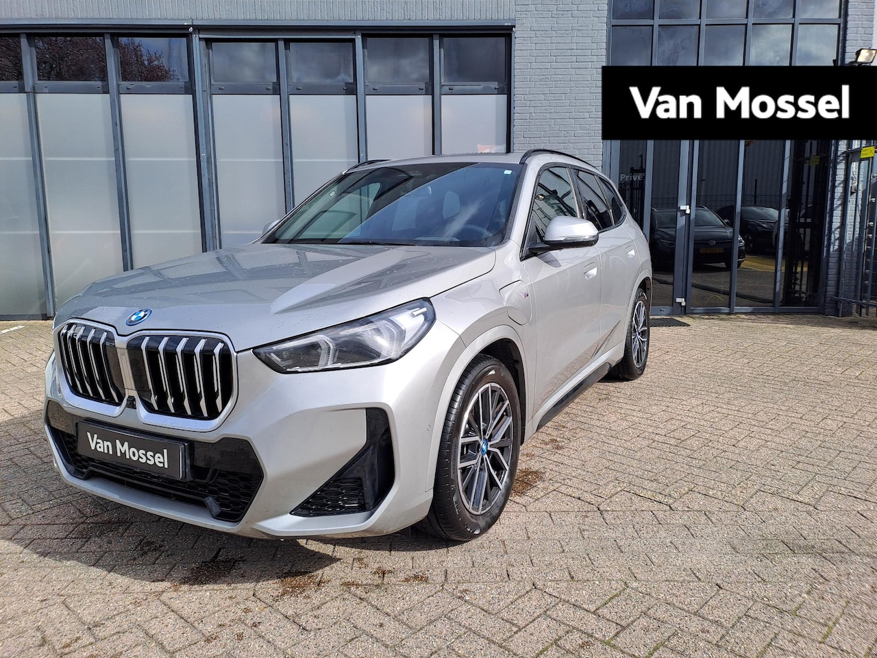 BMW X1 - xDrive25e M Sport | PANO-SCHUIFDAK | LEER | SPORTSTOELEN | HEAD-UP | 360 CAMERA | DRAADLOO - AutoWereld.nl