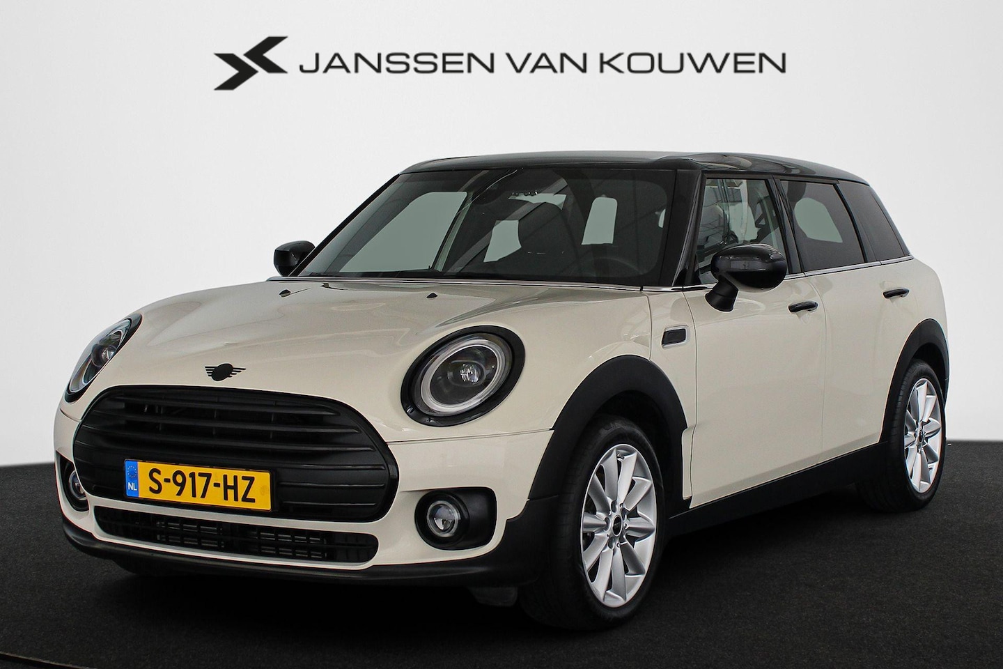 MINI Clubman - 1.5 Cooper Classic / Automaat / Lederen Sportstoelen / Stoelverwarming / Camera / LED Kopl - AutoWereld.nl