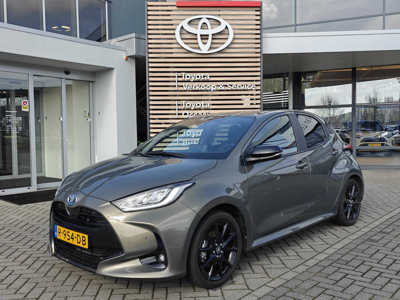 Toyota Yaris - 1.5 Hybrid Executive NL-AUTO PARK-SENSOREN BLIND-SPOT STOELVERW 17'' LMV KEYLESS NAVI AD-C - AutoWereld.nl